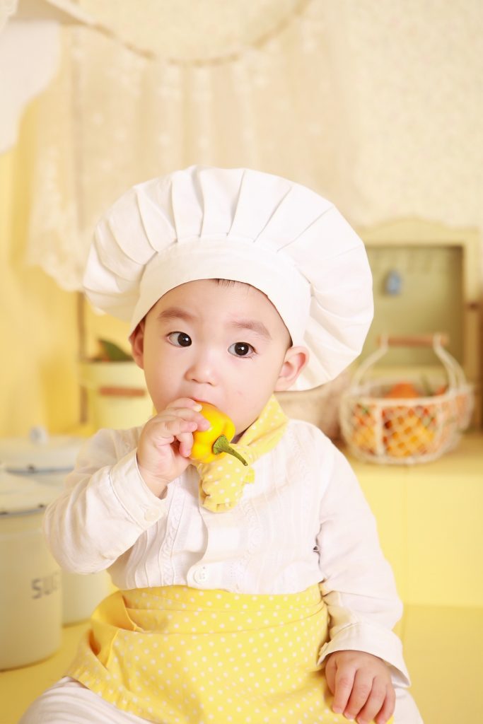 Estudio recomienda dar alimentos sólidos a los bebés antes de los seis meses