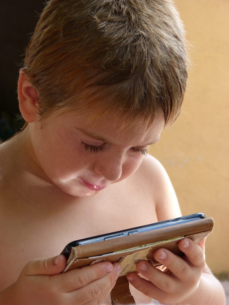 ¿El tiempo que tu hijo pasa frente al teléfono o tableta está dañando su cerebro?