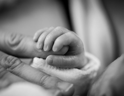 Cuidar a bebés prematuros en habitaciones unifamiliares puede prevenir sepsis y mejorar la lactancia