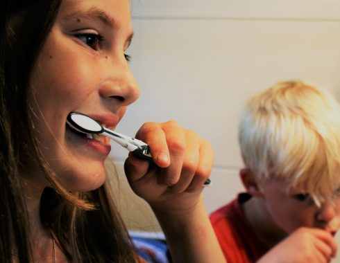 Agente antibacterial de la pasta de dientes podría fortalecer a las bacterias