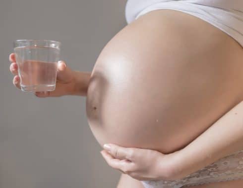 ¿Beber agua fluorada durante el embarazado disminuye el IQ de los recién nacidos?